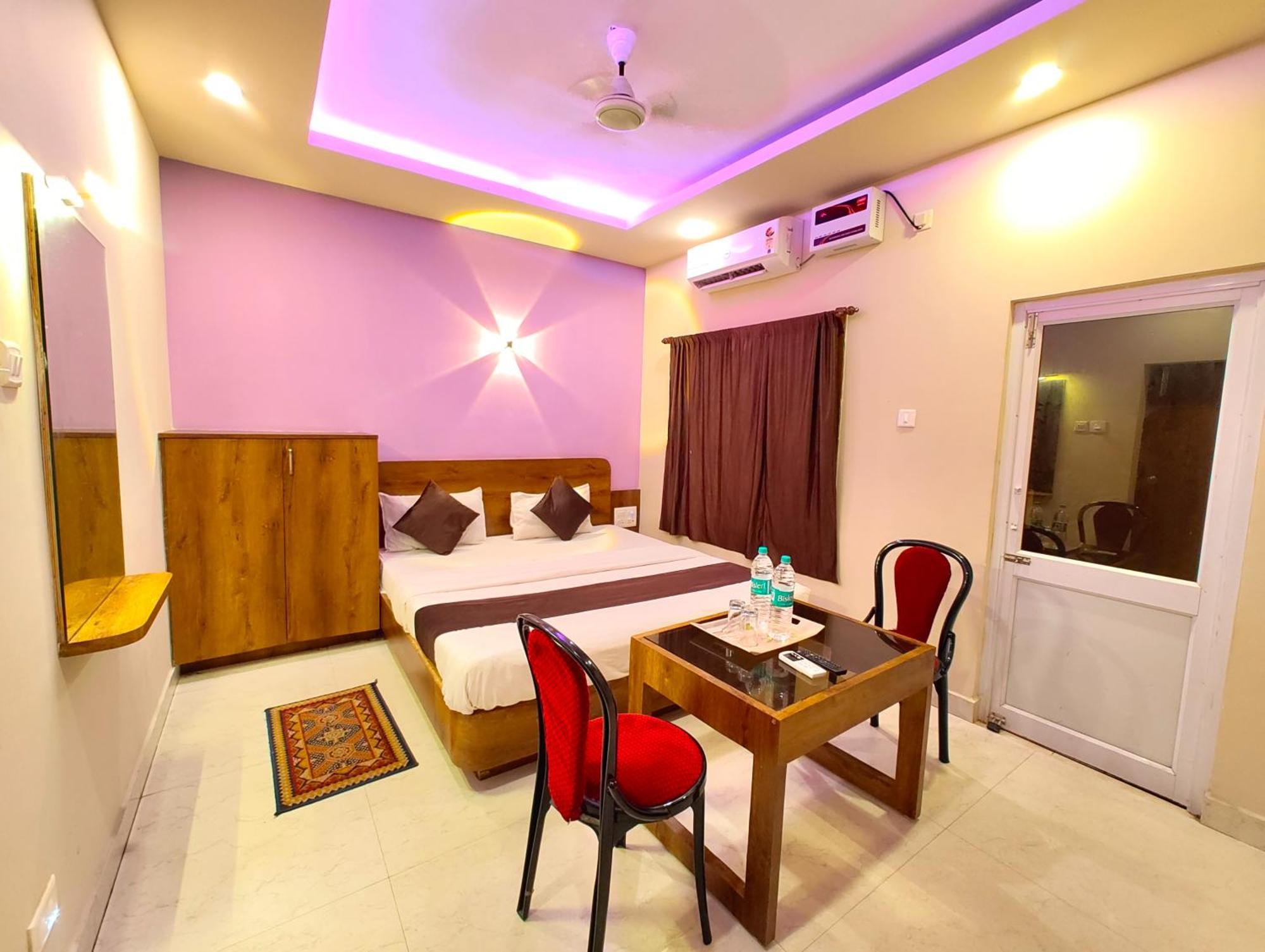 Blue Sagar - Near-bengali-market-sea-beach-and-temple With-lift-and-parking-facilities-restaurant Available-best Seller In City Hotel