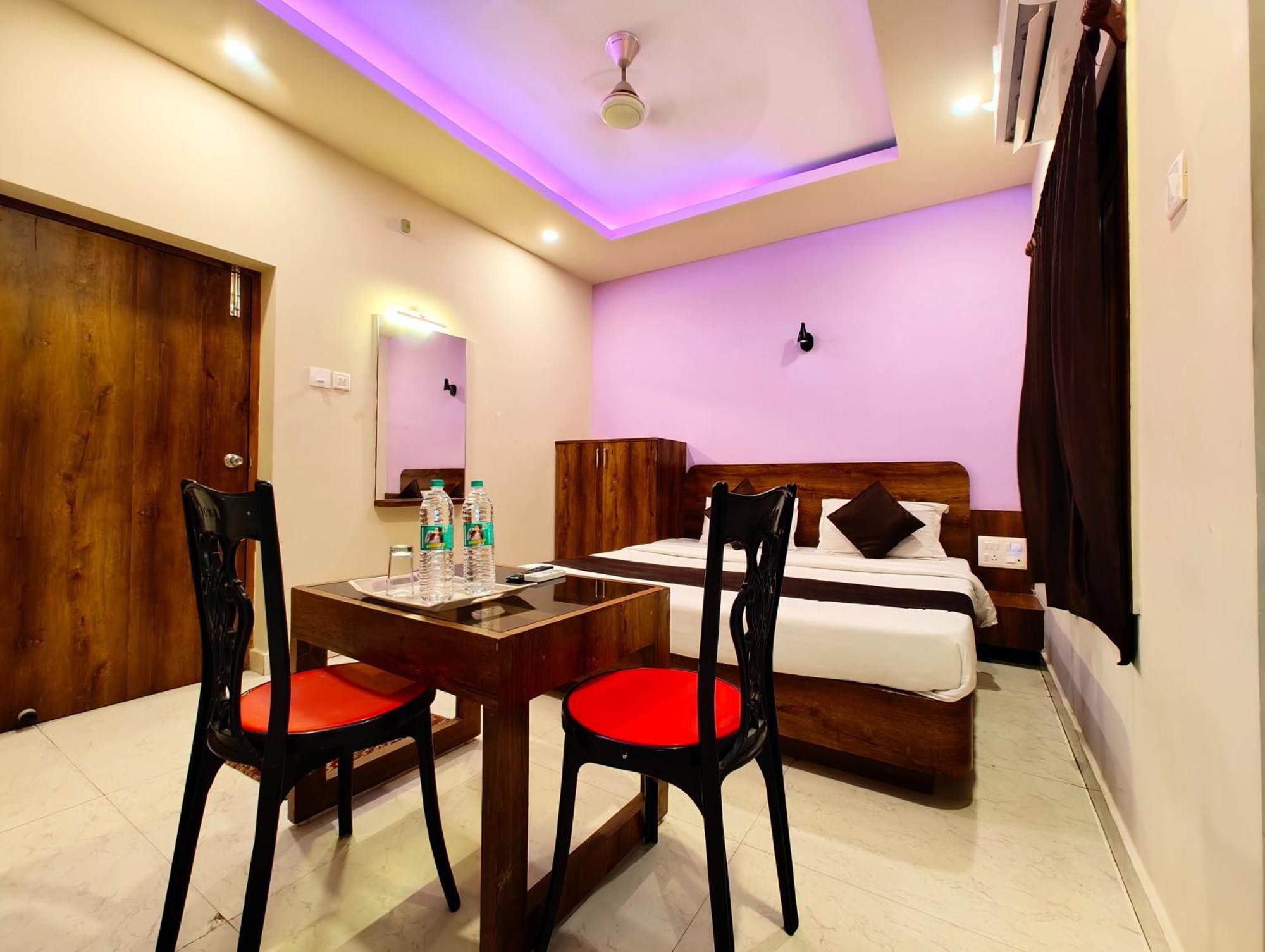 Blue Sagar - Near-bengali-market-sea-beach-and-temple With-lift-and-parking-facilities-restaurant Available-best Seller In City Hotel Puri